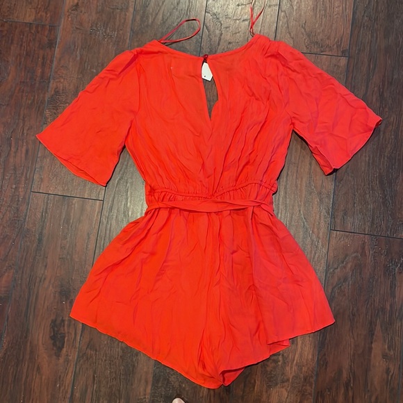 🌸 NWT Jun & Ivy romper. Cute scalloped v neck with tie. - Picture 7 of 8